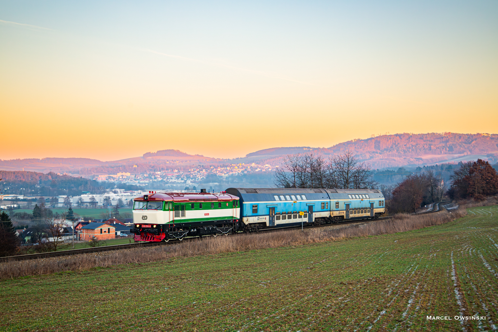 749 264-8 i Čerčany w tle