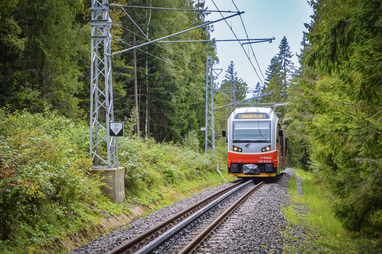 Wspinaczka na 1350 m n.p.m. - Jednostka serii 495 w drodze na Szczyrbskie Jezioro