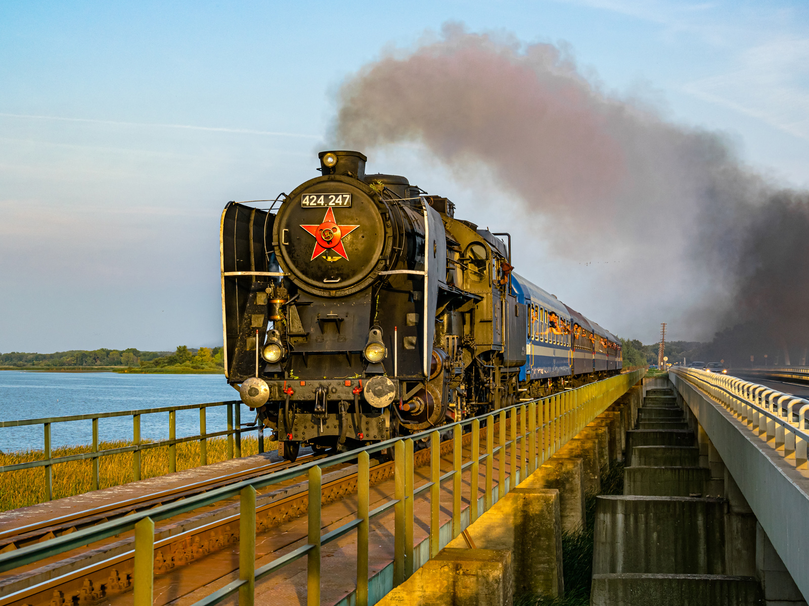 Węgierki parowóz nad jeziorem