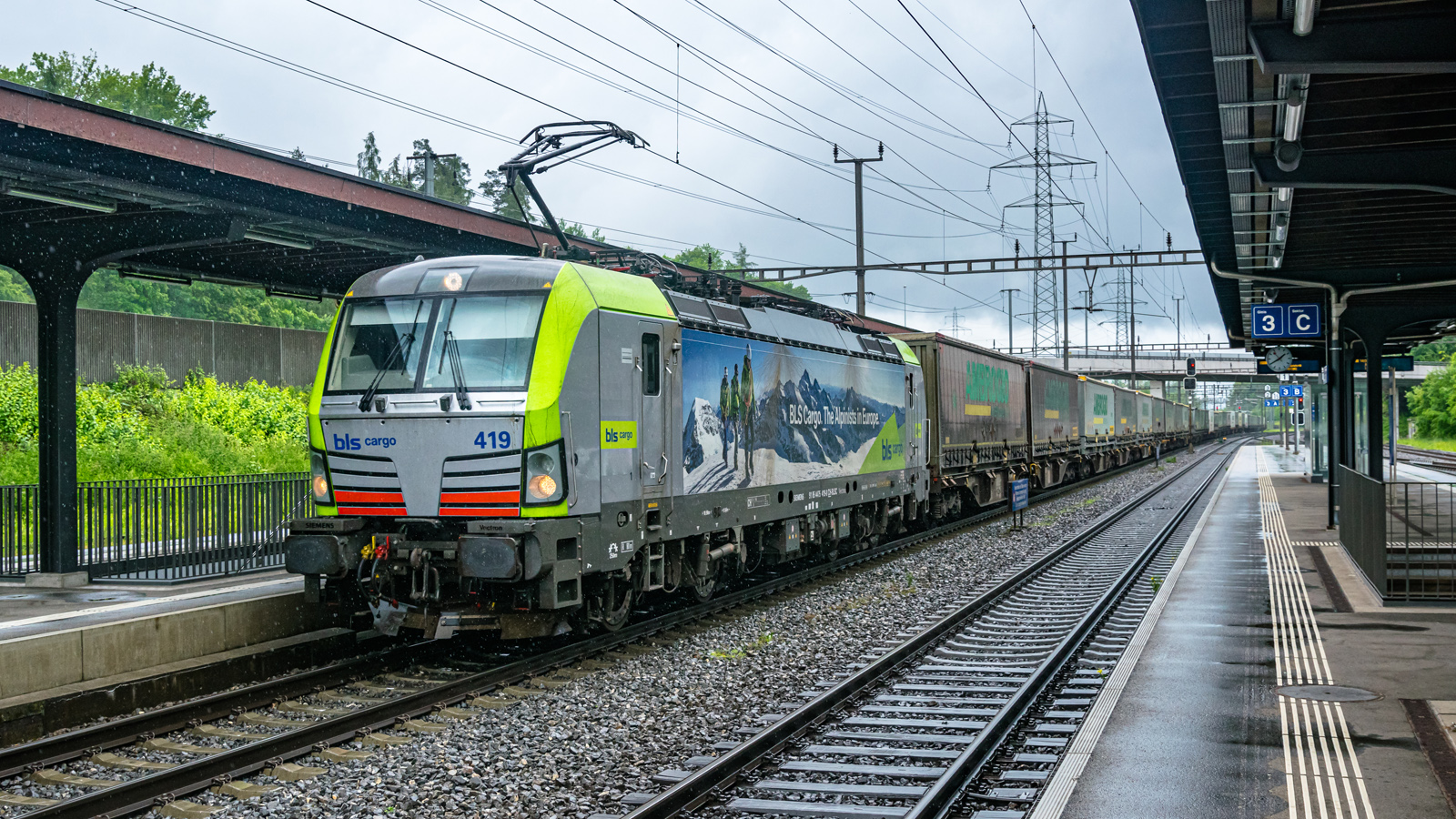 Vectron BLS Cargo na deszczowej stacji