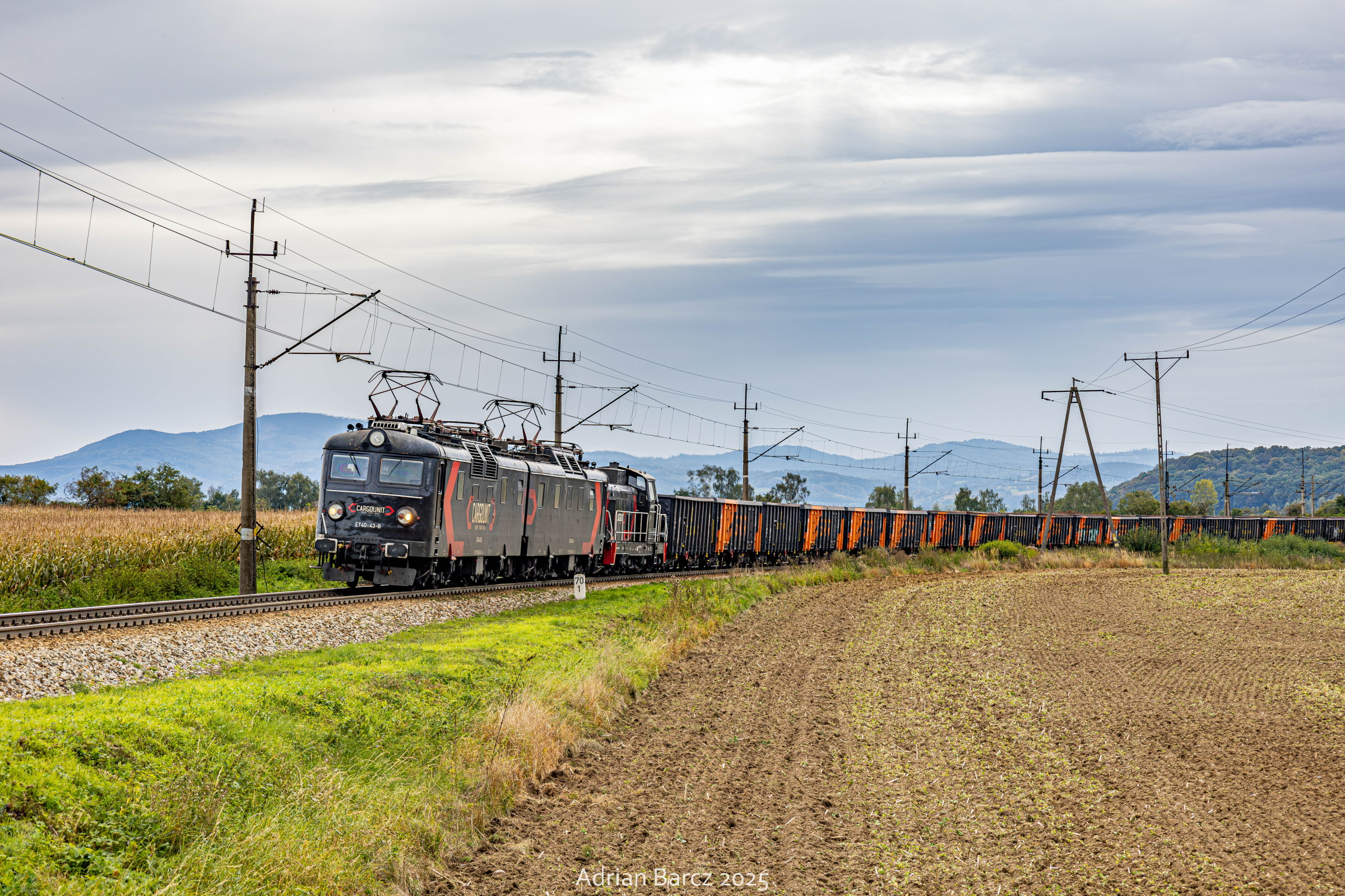 Bombowiec na tle Sudetów