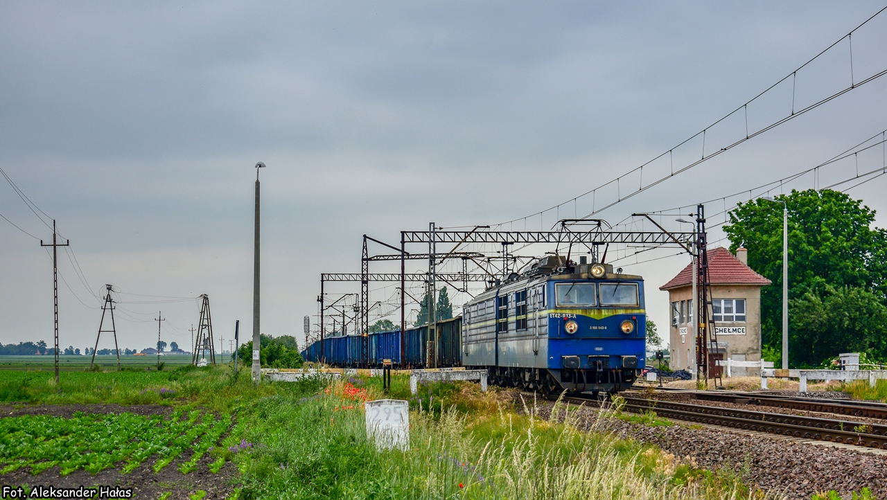 ET42-013 wyjeżdża z boku stacji w Chełmcach.