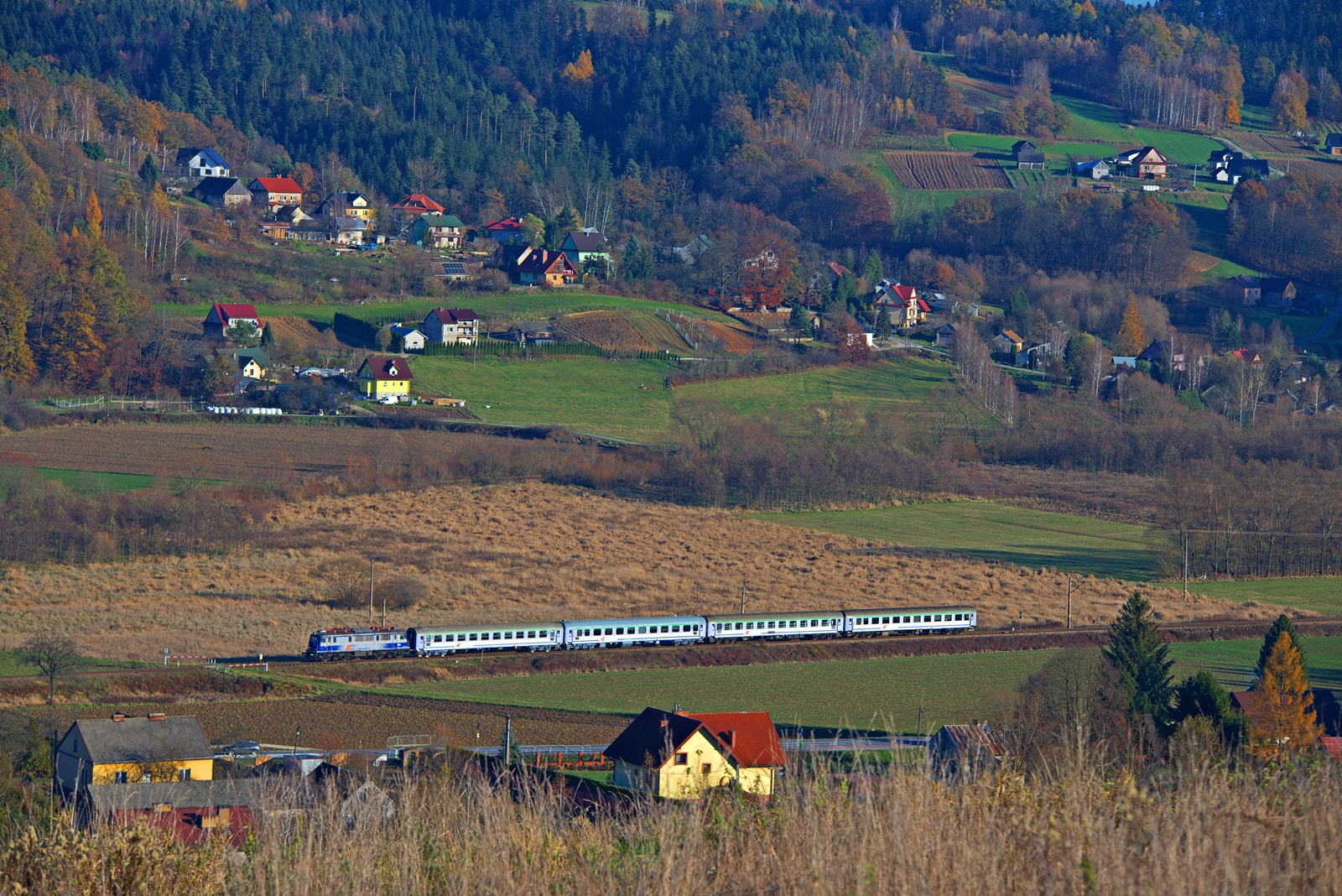 EU07-324 z Małpą.