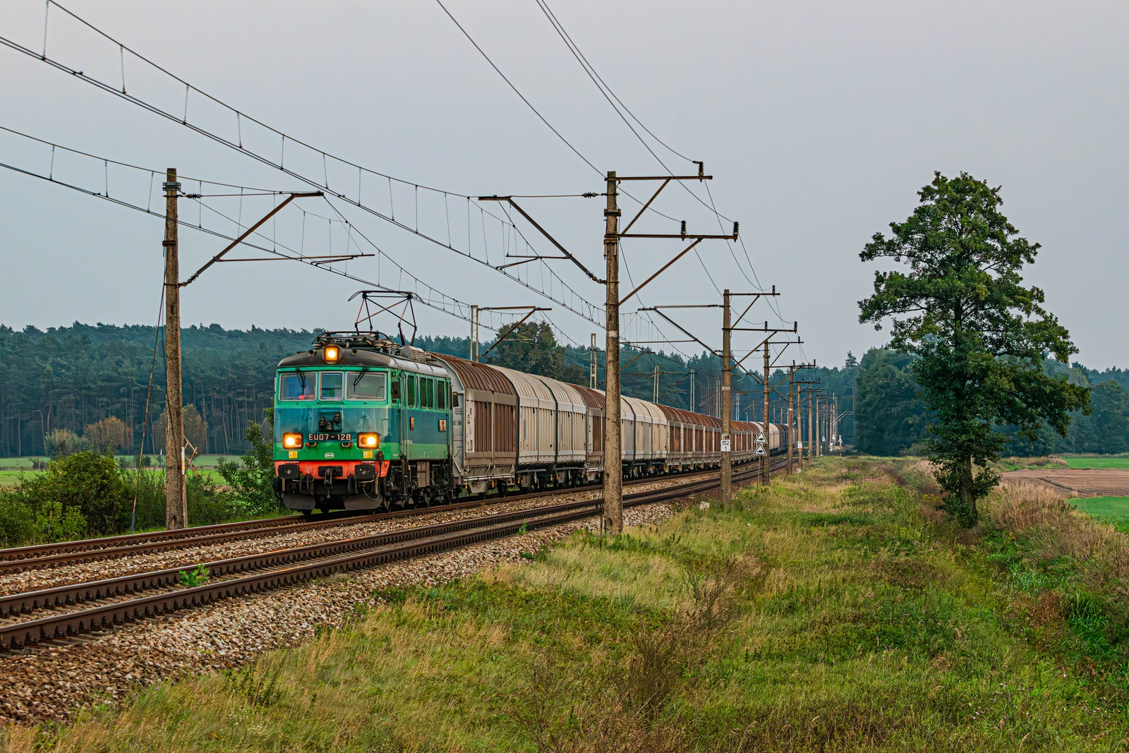 EU07-128 wieczorową porą