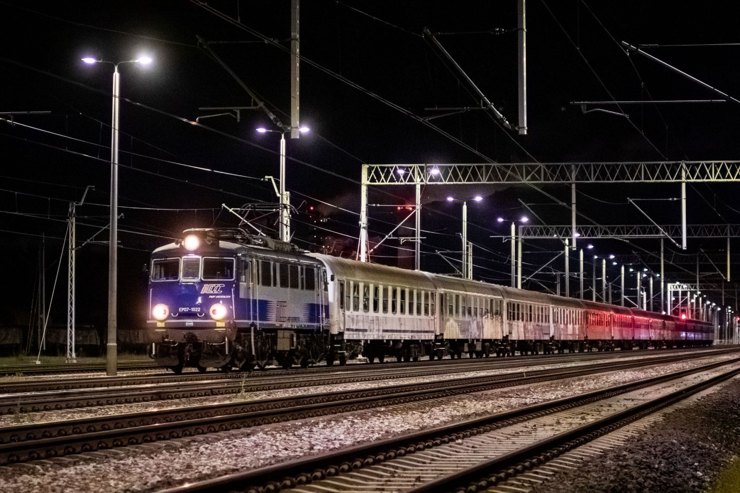 EP07-1022 z wagonami na naprawę