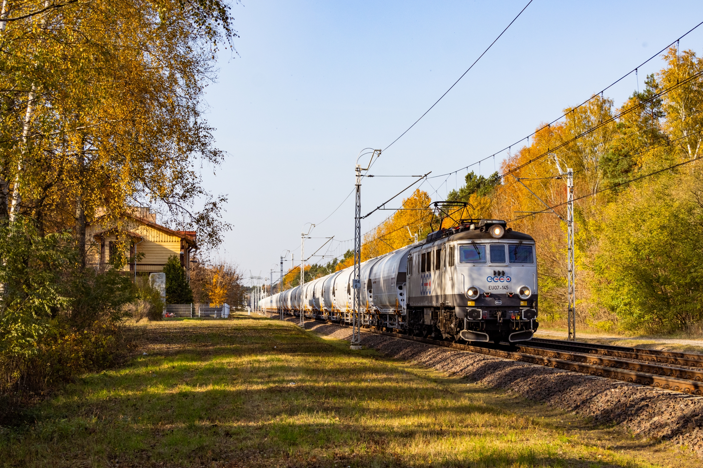 EU07-145 w jesiennym Gołębiu