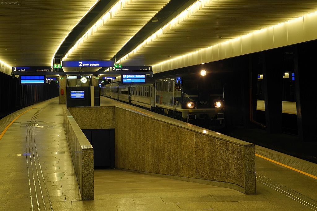 Stacja Warszawa Centralna wita.