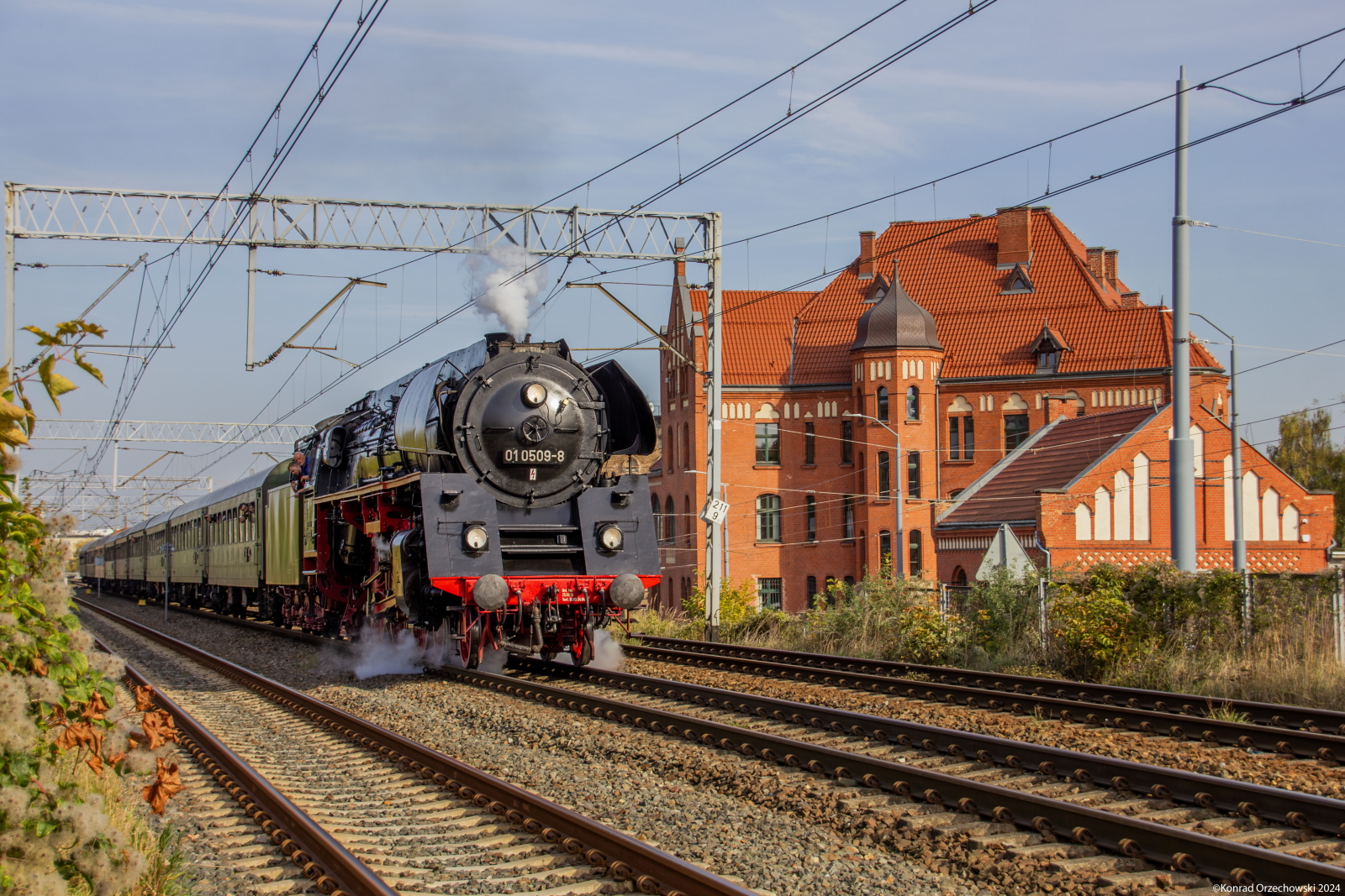 Parowóz na tle gazowni