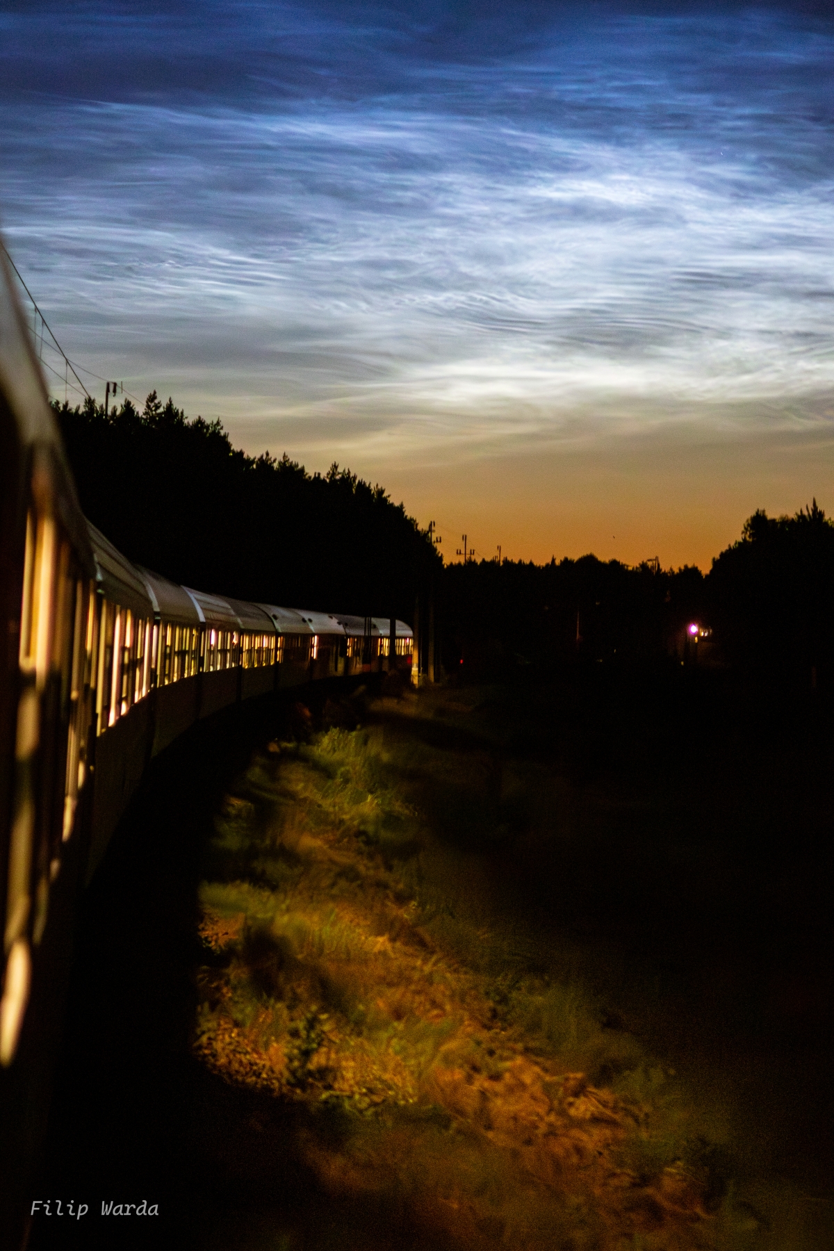 Obłoki srebrzyste z okna pociągu